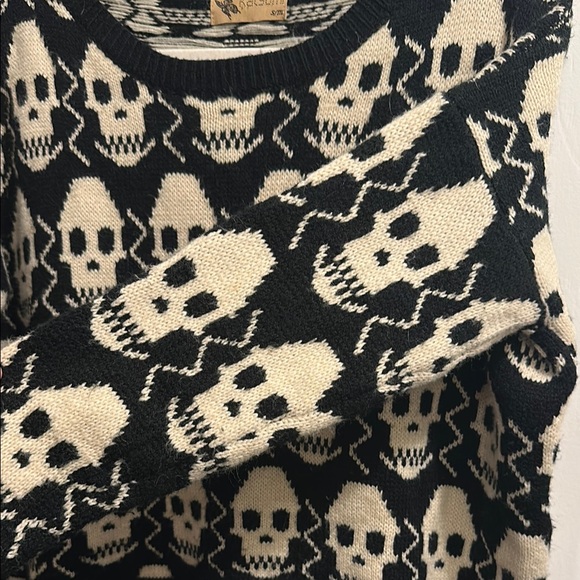 Black and Cream Skull Sweater - Picture 4 of 8